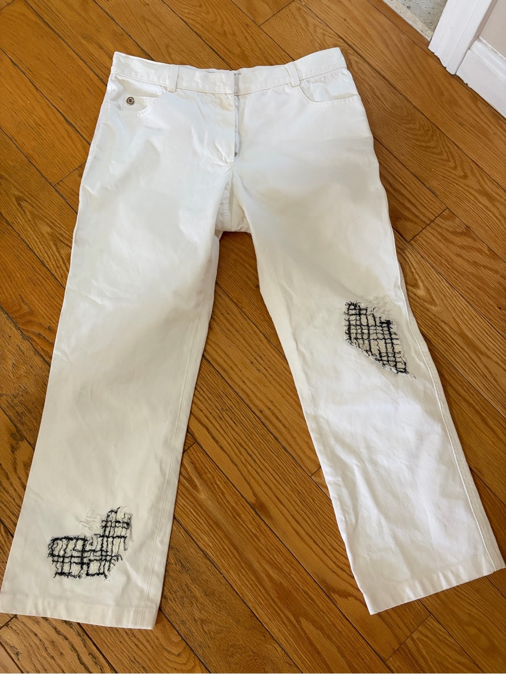 CHANEL White Straight-Leg Jeans with Black Patch Stitching